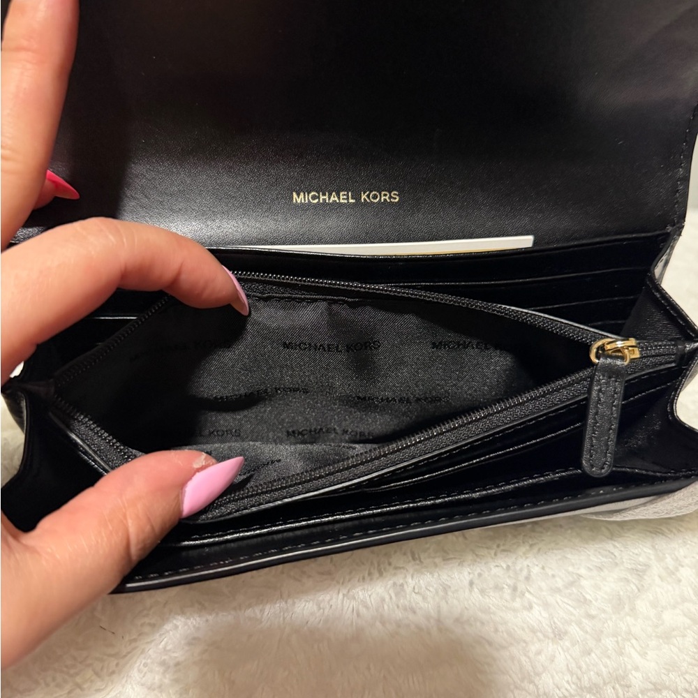 SOLD❣️ Michael Kors Black Leather Wallet with Gold Logo - Picture 6 of 13